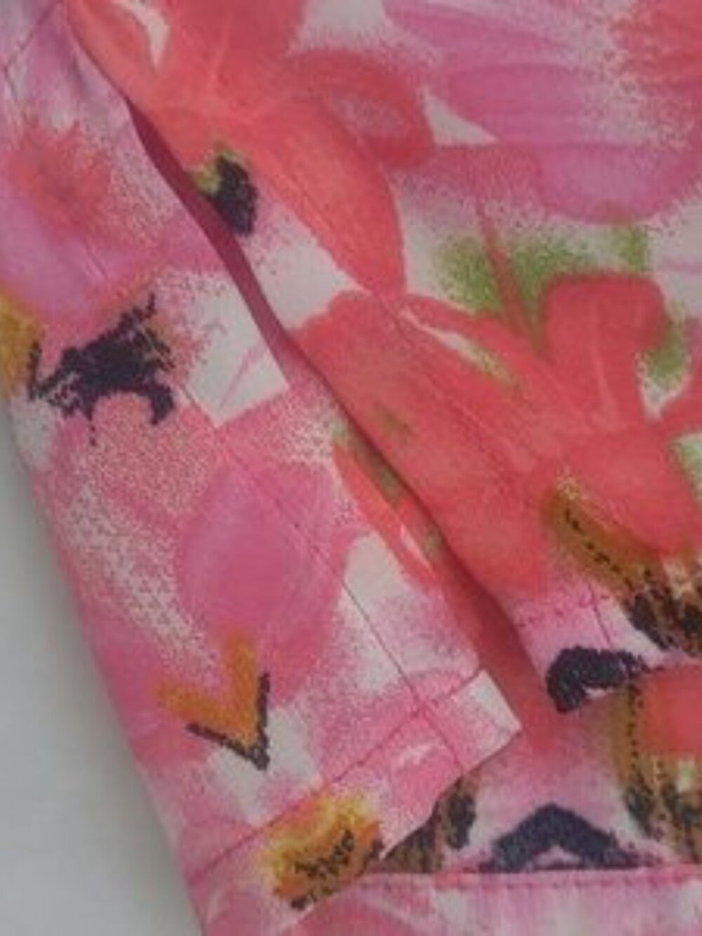 Chaus SZ L Pullover Satin Polyester Pleated Floral Tank Blouse with Side Splits - Picture 5 of 5